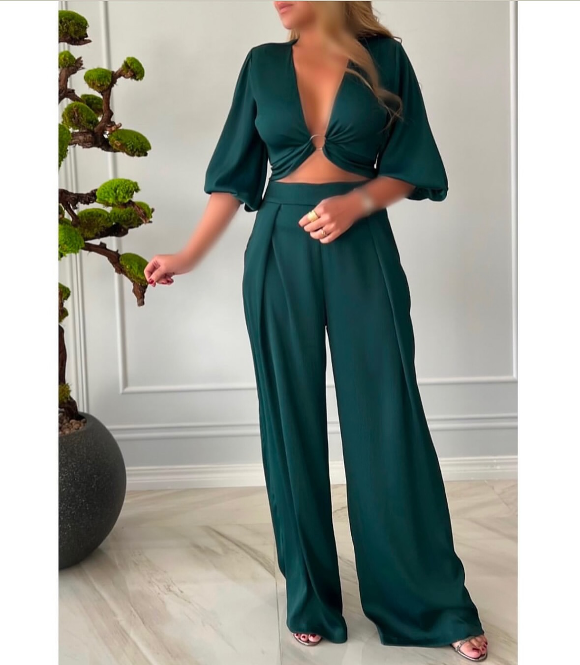 کراپ وشلوار آبی استایل خاص و بینظیر خانم‌ها